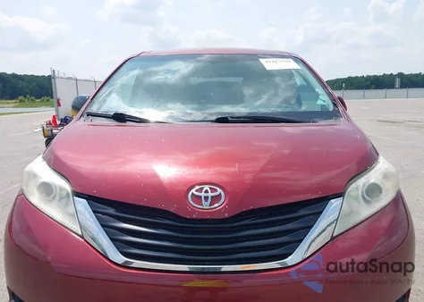 2011 Toyota Sienna Le V6 z USA, uszkodzony, nr VIN 5TDKK3DC3BS140844